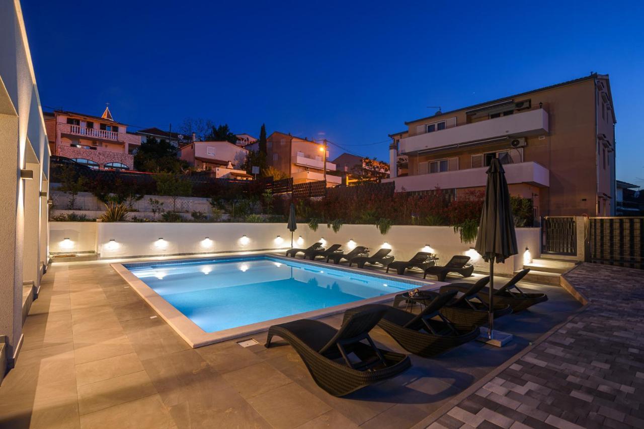 Villa Barbara & Zoran With Heated Swimming Pool Сегет-Враница Экстерьер фото