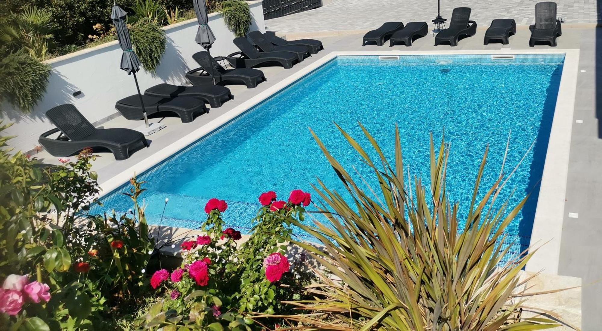 Villa Barbara & Zoran With Heated Swimming Pool Сегет-Враница Экстерьер фото