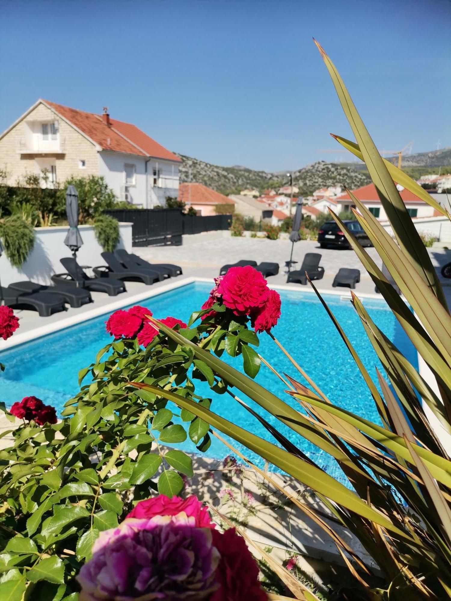 Villa Barbara & Zoran With Heated Swimming Pool Сегет-Враница Экстерьер фото
