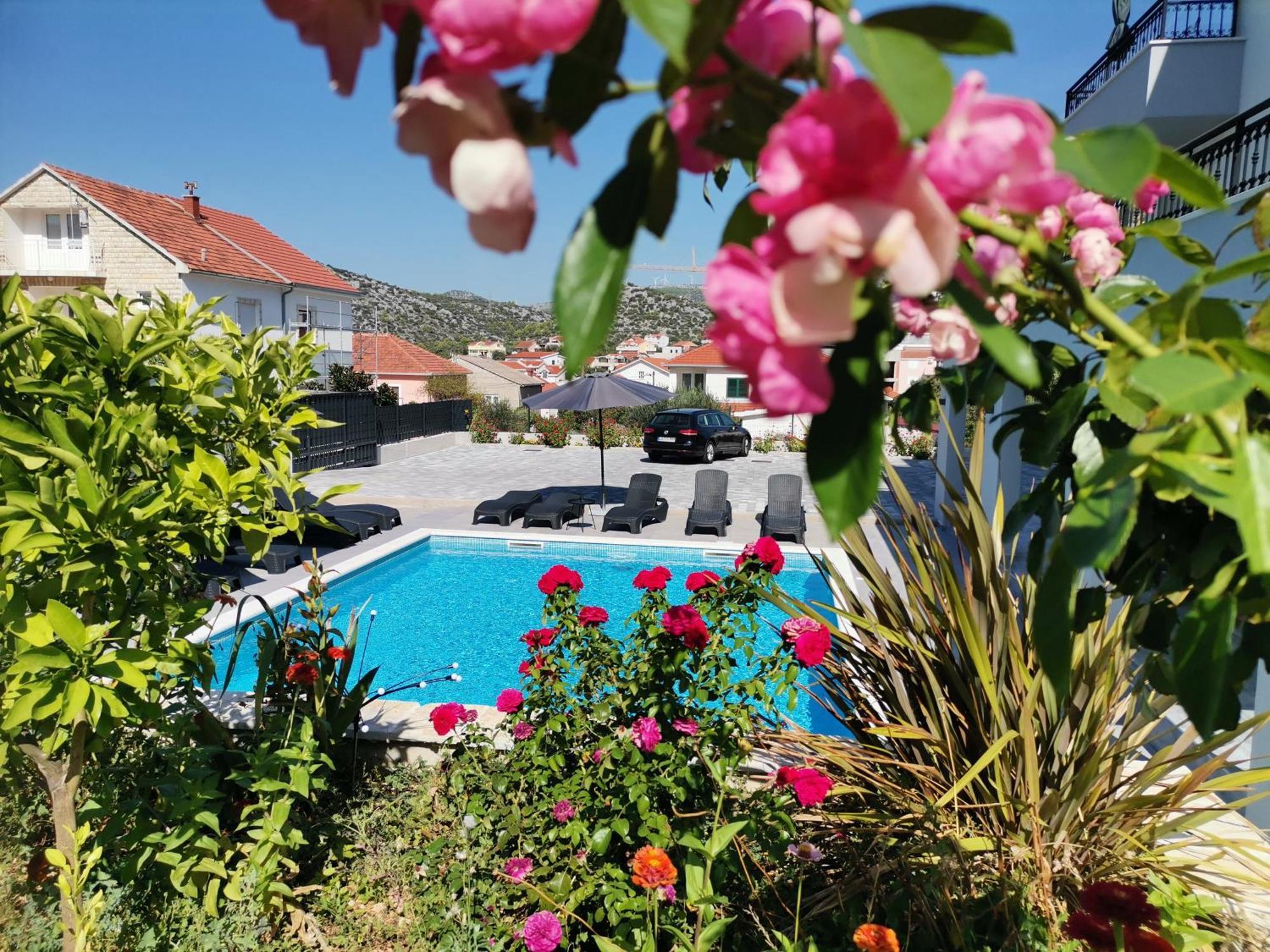 Villa Barbara & Zoran With Heated Swimming Pool Сегет-Враница Экстерьер фото